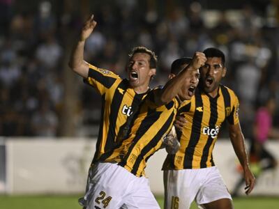 Marcos Cáceres (24) festeja junto a Fernando Fernández (i) y Ángel Benítez (d) el tanto del empate contra Guaireña por la ronda 17 del torneo Clausura 2021.