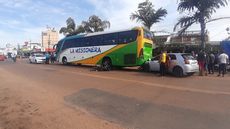 El conductor del automóvil Toyota Allex para evitar pasar encima del motociclista que cayó sobre la calzada embistió por la parte trasera de la unidad de transporte.