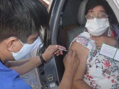 Momento en que un enfermero le aplica el biológico a una abuela, en el autovac del Centro Cívico.