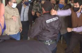 Unos de los guardias de la empresa del concejal Miguel González (ANR) fue sacado a los golpes de la Junta Municipal.