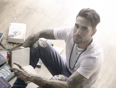 Mito Bado afirma que en estos poemas hay una cierta influencia del realismo sucio.