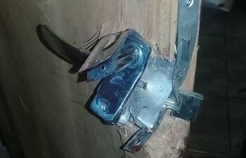 El picaporte de la puerta de acceso fue violentado por los malvivientes.