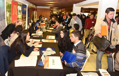 Jóvenes acuden masivamente a las ferias de empleo buscando una oportunidad laboral. Algunos dejan sus estudios al no conseguir trabajo para solventar sus gastos