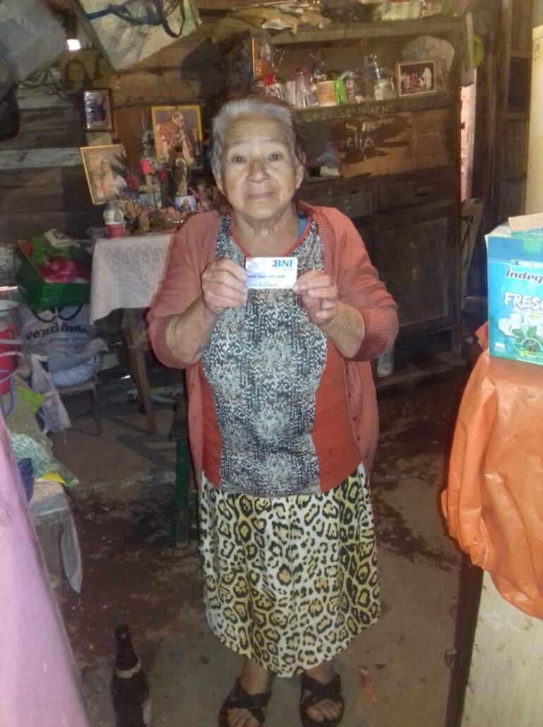 Gudelia Delvalle vda de Bracho muestra su tarjeta del Banco Nacional de Fomento (BNF) que se le fue bloqueada por el Ministerio de Hacienda hace tres meses. 