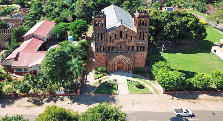La emblemática iglesia de piedra “Nuestra Señora de la Asunción” del barrio Ybaroty.