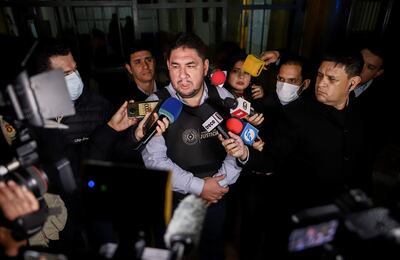 Daniel Benítez, viceministro de Política Criminal del Ministerio de Justicia, habla a la prensa frente a la Penitenciaría de Tacumbú hoy en Asunción (Paraguay). El Ministerio de Justicia de Paraguay ordenó este martes la intervención del penal de Tacumbú, el mayor del país, después de la fuga de dos reos, uno de los cuales fue recapturado, y la muerte de otro en los últimos días.
