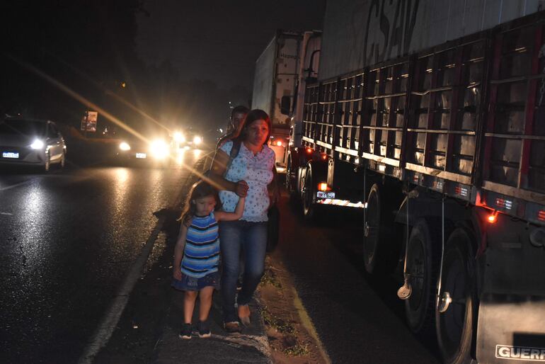 Peligrosas odiseas de los transeúntes para cruzar la ruta Py 01.