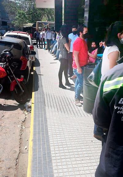Usuarios esperaron hasta horas ayer en el Registro Automotor.