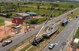 Paso peatonal con diseño de "Ñanduti" que está construyendo la “superproveedora”.