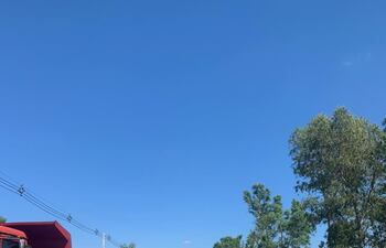 Volqueteros cierran ruta Luque - San Bernardino en protesta contra la suba del combustible