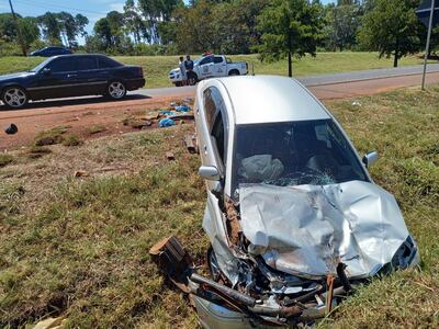 El automóvil terminó en la cuneta y con importante daños.