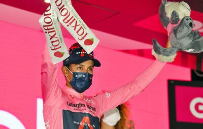 El colombiano Egan Bernal celebra su ‘maglia’ rosa tras la 13ª etapa del Giro. Foto: AFP