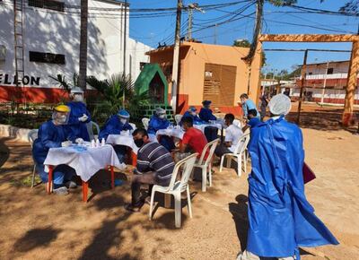 Una comitiva de funcionarios de la X Región Sanitaria toma muestras en la cárcel, a través del hisopado, en busca de detectar si hay nuevos contagios con coronavirus.