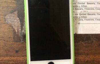 Teléfono celular que intentaron robar a la víctima.