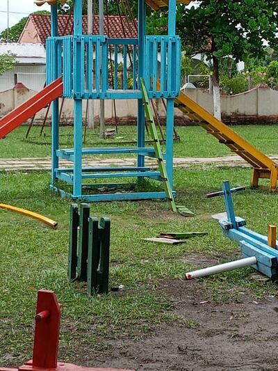 Inadactados destruyeron juegos infantiles de la plaza soldado Guarani de Puerto Casado