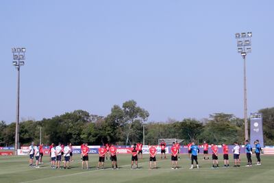 El entrenamiento matinal de ayer desplegado por el plantel albirrojo fue posterior al minuto de silencio en apoyo al futbolista Iván Torres, por el duro momento.
