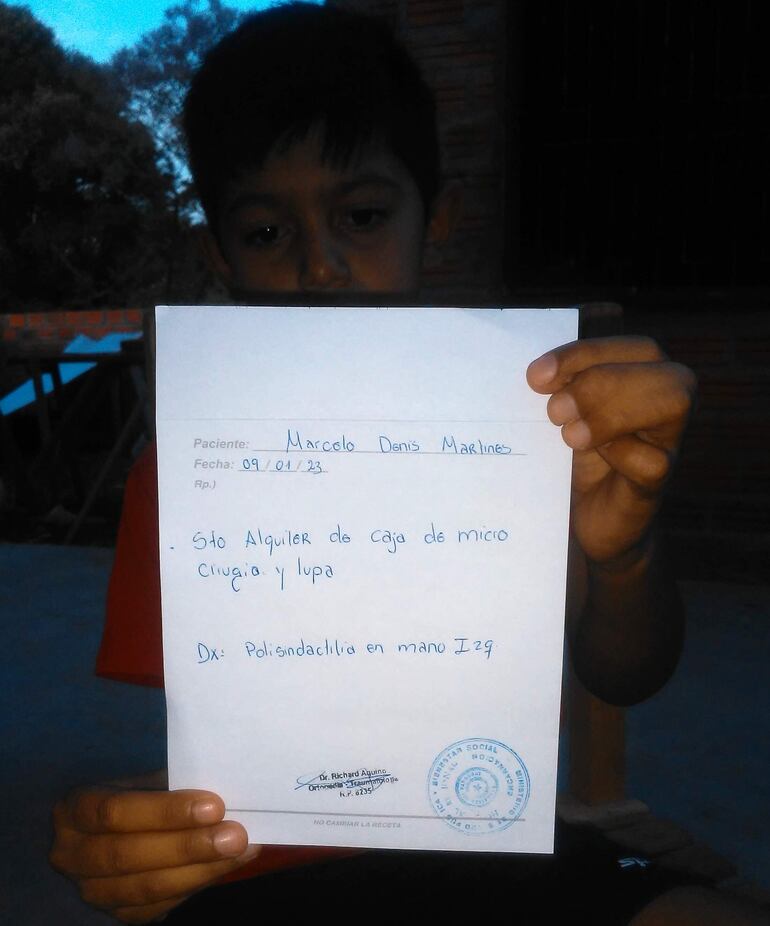 El pequeño muestra la descripción de lo que se necesita para que sea sometido a cirugía correctiva.