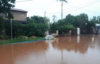 En total 32 casas quedaron inundadas a causa de las constantes lluvias que cae en el barrio Mita´í de la ciudad de San Lorenzo.