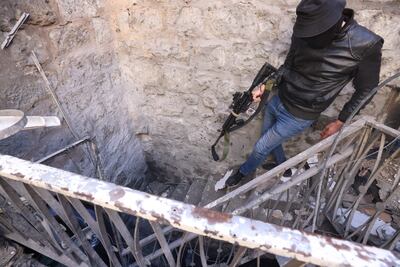 Un militante palestino dentro de una casa dañada por enfrentamientos con fuerzas israelíes en Nablus, Cisjordania, este jueves.