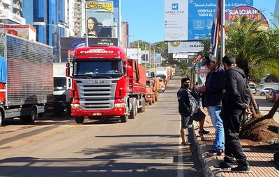 Los camiones de gran porte forman una larga fila para cruzar hacia el lado brasileño. Esto deriva en la lentitud del tránsito en el lado paraguayo, lo que se arrastra desde hace días.
