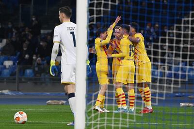 Los jugadores del Barcelona festejan uno de los tantos en la goleada 4-2 sobre el Nápoli en la ronda preliminar de la Europa League.