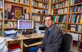 El historiador y biógrafo de Hernán Cortés, Esteban Mira Caballos, cree que los restos del conquistador extremeño realmente corren riesgo en México, donde su figura cada vez despierta más animadversión, por lo que, a su juicio, ha llegado el momento de que el Gobierno español solicite su devolución para que regresen a la tierra que le vio nacer.