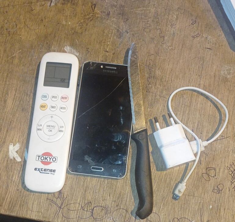 Objetos que fueron recuperados y el arma blanca incautada.