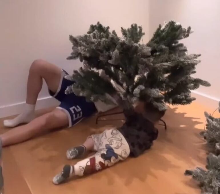 Papá Miguel Almirón y Francesco tratando de armar el arbolito. (Instagram/Alexia Notto)