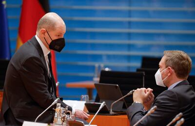 El canciller alemán Olaf Scholz (con tapabocas negro) habla con el ministro de Finanzas Christian Lindner.