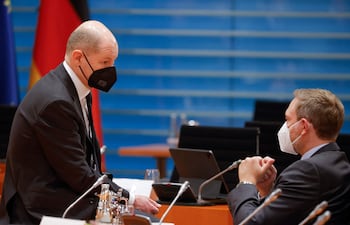 El canciller alemán Olaf Scholz (con tapabocas negro) habla con el ministro de Finanzas Christian Lindner.