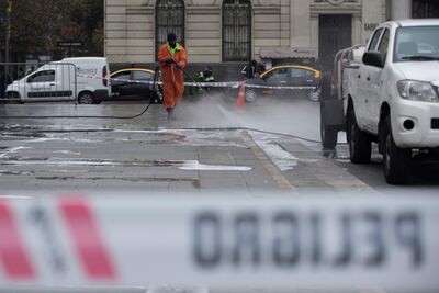 Un trabajador municipal desinfecta una calle en Santiago, durante la cuarentena obligatoria para frenar el avance del  covid-19.