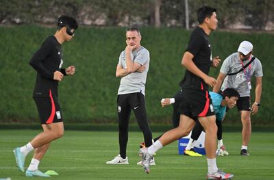 Paulo Bento (c), entrenador de la selección de Corea del Sur, y Son (i) durante el entrenamiento del plantel en Qatar.
