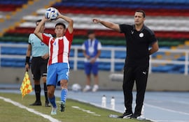 El entrenador de Paraguay Aldo Bobadilla (d) dirige en un partido de la fase de grupos del Campeonato Sudamericano Sub'20 entre las selecciones de Paraguay y Perú en el estadio Pascual Guerrero en Cali (Colombia).