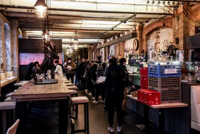 Personas hacen fila mientras esperan la vacunación contra el coronavirus (Covid-19), dentro del Sage Beach Bar and Restaurant la Berlin, Alemania.