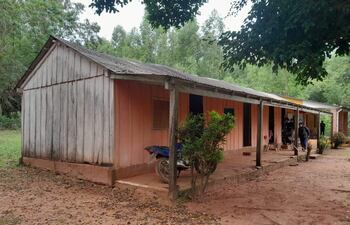 Este pabellón con tres aulas construido hace 23 años se encuentra en peligro de derrumbe está siendo utilizado en la escuela San Isidro. También requiere urgente refacción.