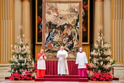 El papa Francisco, ante un tapiz que  representa el nacimiento de Jesús en el seno de la Sagrada Familia.