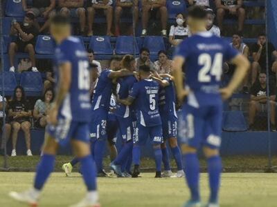 Rodrigo Rojas, rodeado por sus compañeros de Sol de América en el festejo del gol contra Olimpia por el torneo Clausura 2021.