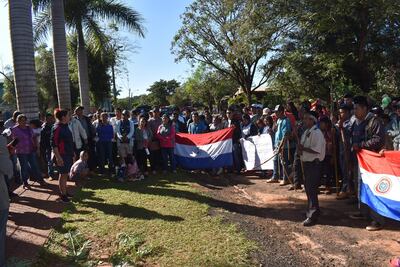 Un grupo de pobladores se manifestó en la explanada del palacete municipal para exigir transparencia en el uso de los recursos.
