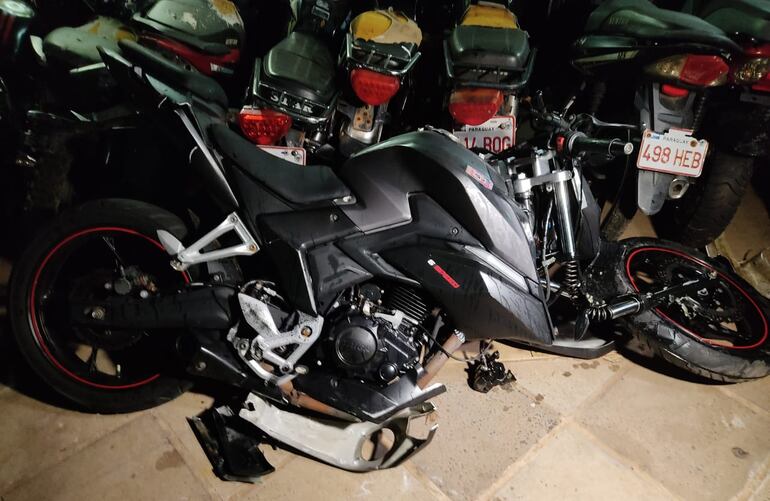 Así quedo la motocicleta en la que iban Ángel David Flores Trinidad, de 23 años y Alexis Jeremías Ávila Rojas, de 20 años, que quedaron heridos, pero están fuera de peligro.