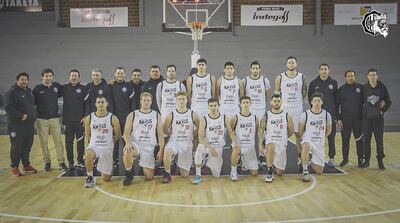 Plantel completo de Olimpia Kings, con su nuevo DT Ariel Rearte (2° izq.).
