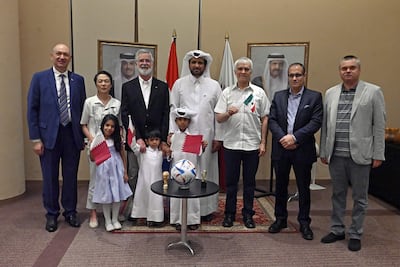 El embajador qatarí –anfitrión– junto a varios de los diplomáticos extranjeros invitados.