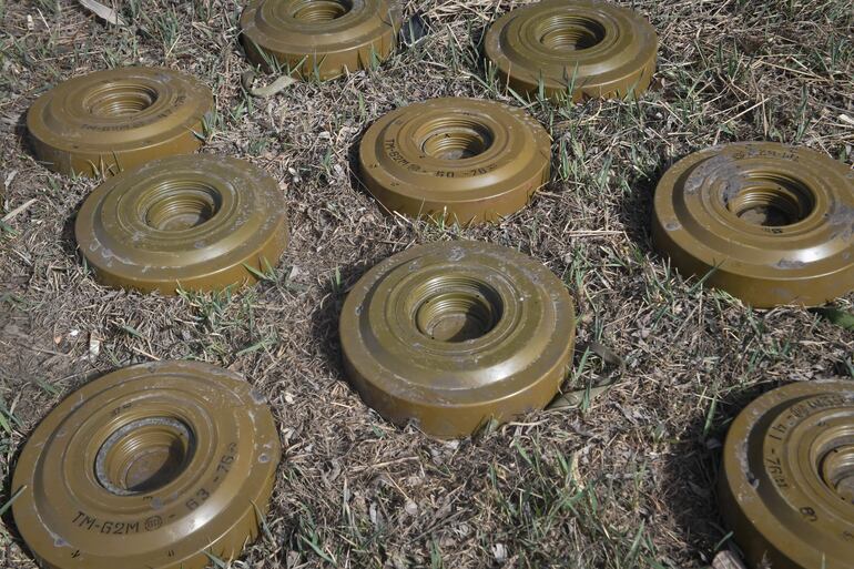 Minas antitanque rusas en un camino hacia Chenigov, Ucrania,
