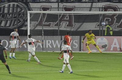 “Balazo” y adentro.  El atacante de moda franjeado, Guillermo Paiva, abrió con su gol el camino de la victoria.