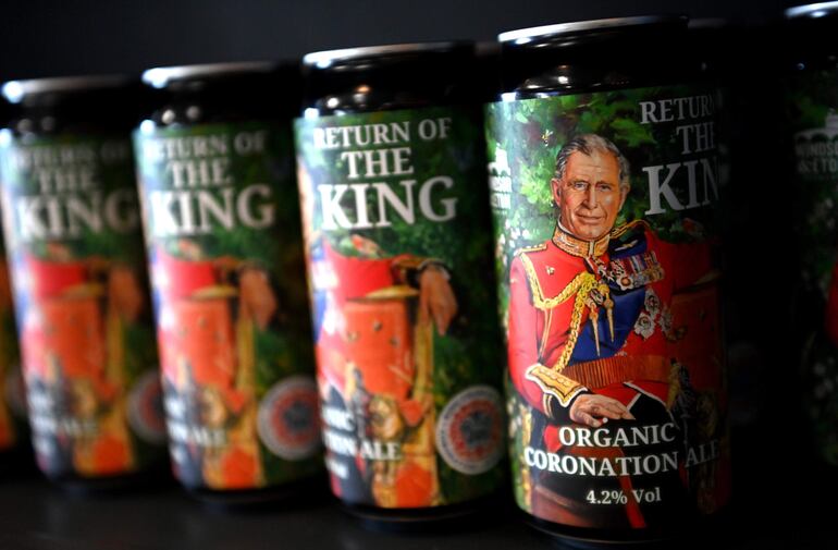 Latas de cerveza con la imagen del rey Carlos III con motivo de su próxima coronación, son algunas de las ofertas que encuentran los turistas en Londres. 
