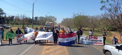 Docentes y funcionarios cerraron en tres ocasiones la Ruta PY02 en el km 133 en rechazo a la fusión del IPS con el MSPBS.