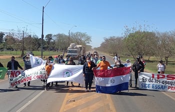Docentes y funcionarios cerraron en tres ocasiones la Ruta PY02 en el km 133 en rechazo a la fusión del IPS con el MSPBS.