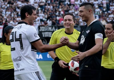 Roque Santa Cruz (i) y Óscar Cardozo, capitanes de Olimpia y Libertad respectivamente, antes del comienzo de un clásico blanco y negro.