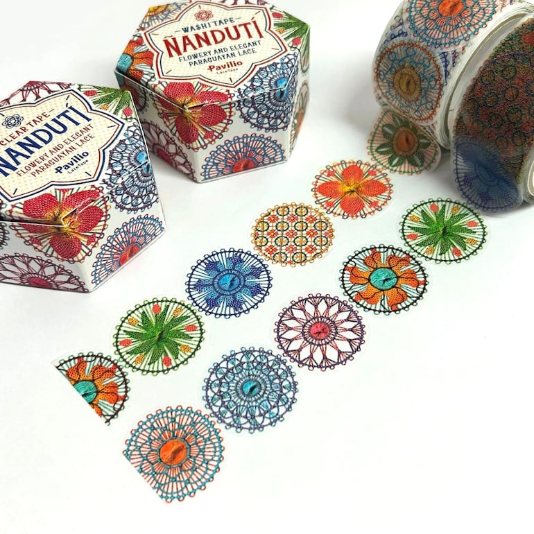 Cinta adhesiva con diseños de ñandutí.