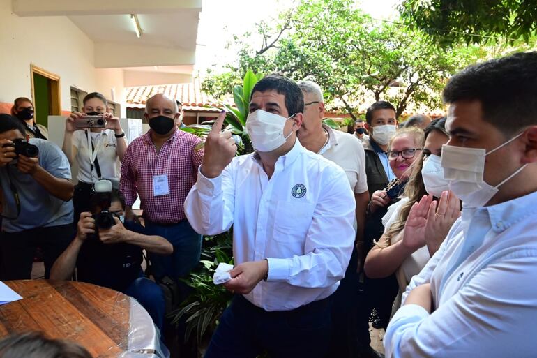 Hugo Velázquez, vicepresidente de la República, deposita su voto de las elecciones municipales en la escuela General Andrés Delmás, San Isidro Lambare.