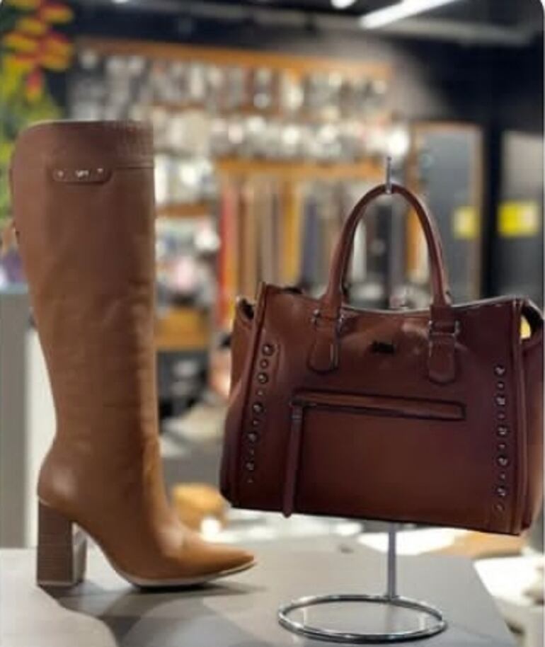 Multiplaza tiene las botas y carteras que a mamá le gustan.